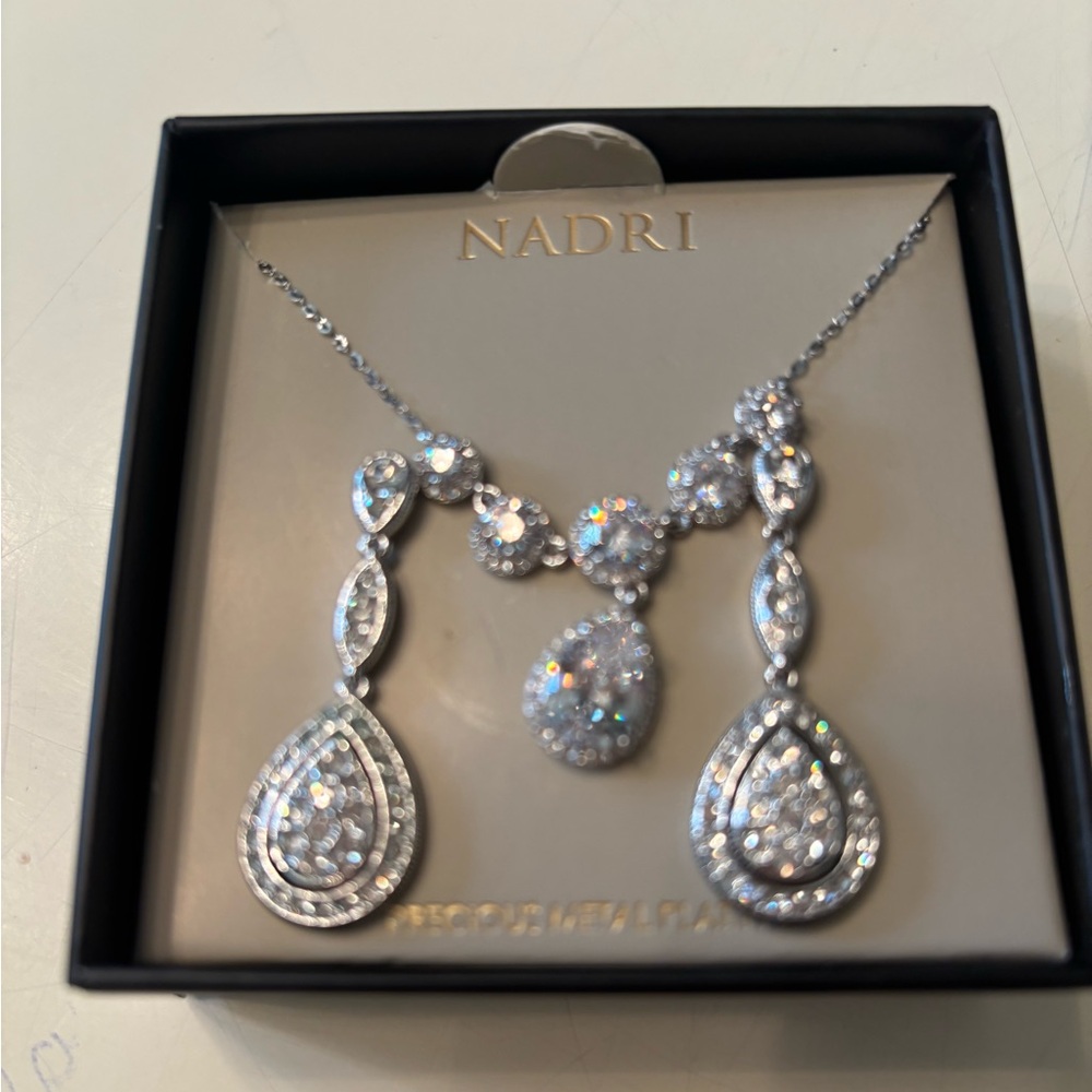 🖤🩷❤️FIRM Brand new in box Nadri Silver and Crystal Necklace Set